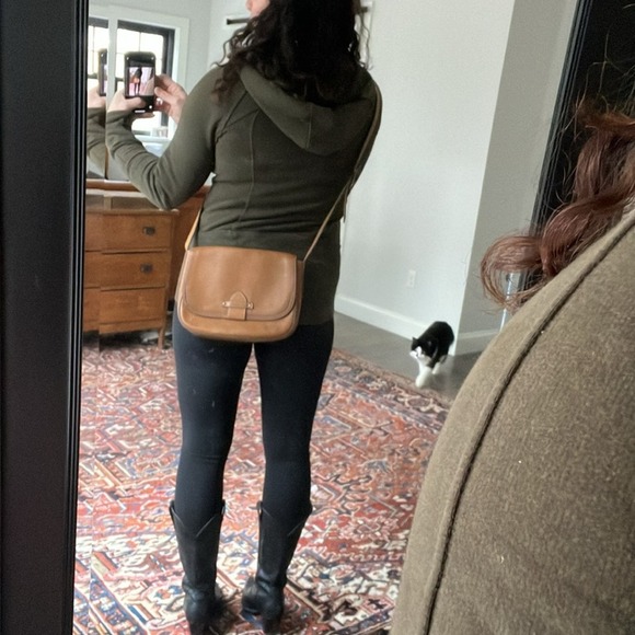 FRYE OLIVIA LEATHER CROSSBODY BAG IN TAN - Picture 8 of 9